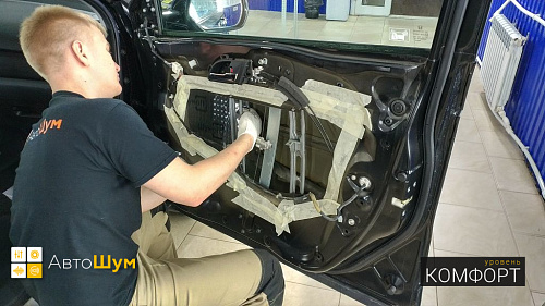 Клеим виброизоляцию внутрь двери Хонды СРВ