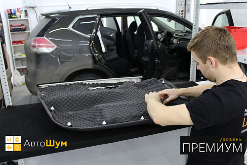 Клеим шумопоглотитель на обшивку Двери Ниссан Х Трейл