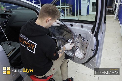 Клеим второй слой на двери Форд Фокус