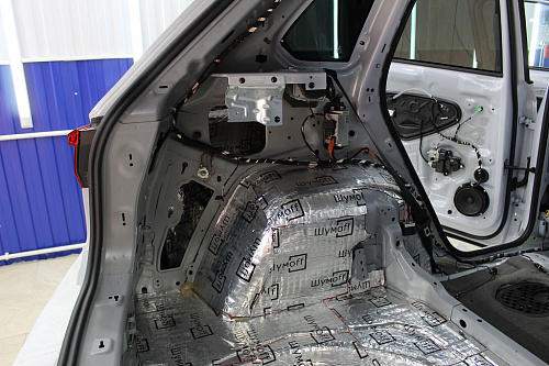 Виброизоляция арок Фольксваген Тигуан.