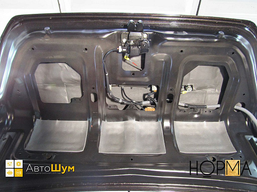 Шумоизоляция крышки багажника Ниссан Тиида.
