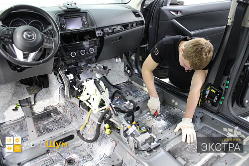 Клеим виброизоляцию Шумофф М4 на днище Мазды СХ 5