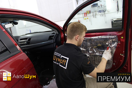 Оклеиваем виброизоляцией технологические отверстия двери Митсубиси Лансер