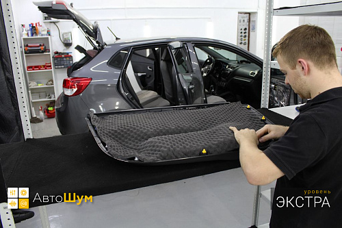 Клеим шумопоглотитель на дверную обшивку Киа Рио