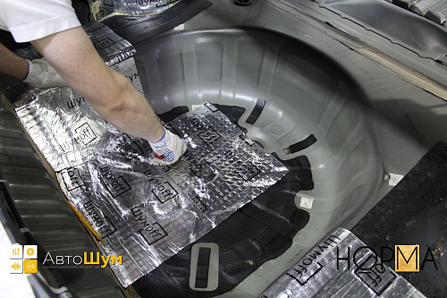 Клеим дно багажника виброизоляцией Шумофф М3