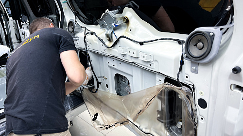 Виброизоляция пятой двери Митсубиси Паджеро