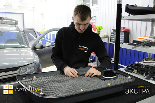 Клеим шумопоглотитель на обшивку двери Рено Дастер