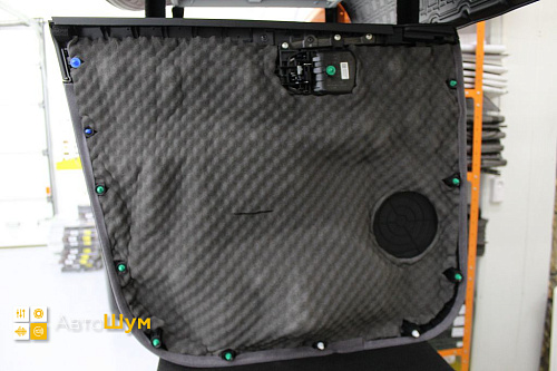 Оклеиваем шумопоглотителем обшивку двери Киа Соренто