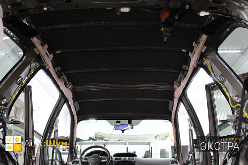 Клеим шумопоглотитель на крышу  Субару Форестер