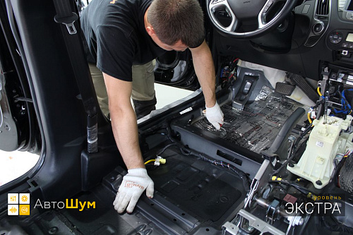 Клеим виброизоляция Шумофф М4 на днище Хендай Икс35