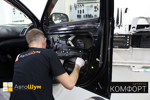 Клеим Шумофф М2 первым слоем внутрь двери Митсубиси Аутлендер XL.