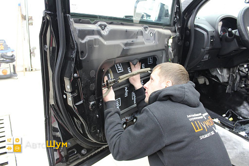 Клеим виброизоляцию в двери Ниссан Х-Трейл T31