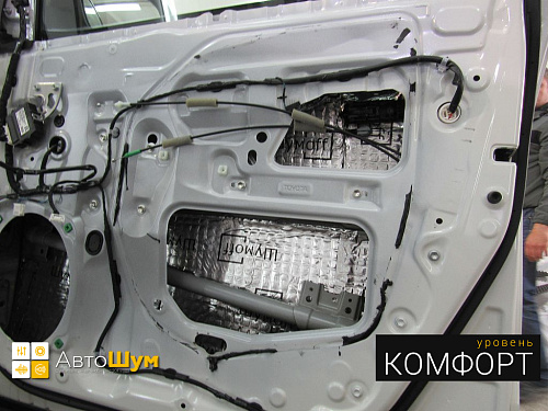 Виброизоляция дверей Тойоты Хайлендер.