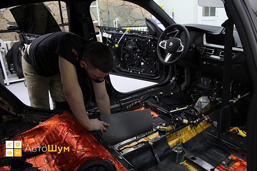 Клеим Шумопоглотитель на пол БМВ 2