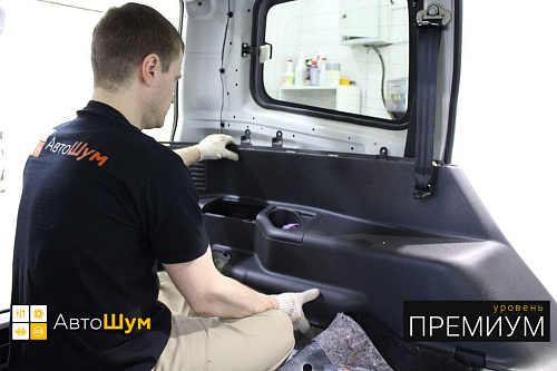 Разбираем багажник Митсубиси Паджеро