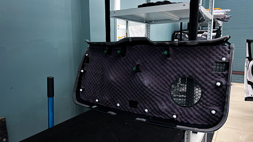 Шумоизоляция обшивки пятой двери Лексус НХ 