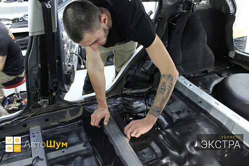 Клеим Шумопоглотитель на пол Ниссан Кашкай Джи10