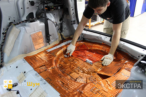 Клеим Шумофф М3 на дно багажника Форд Куга