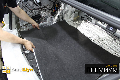 Клеим Шумофф Герметон 7 на дно багажника Фолксваген Пассат.