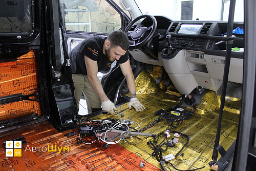 Клеим виброизоляцию на пол Фольксваген Каравелла