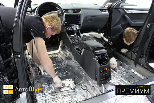 Клеим шумопоглотитель на днище Шкода Октавия