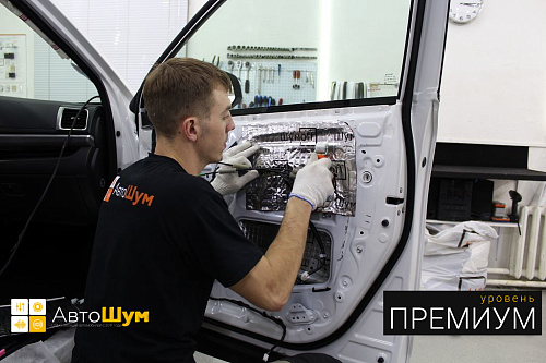 Клеим второй слой на двери Тойоты Хайлендер.