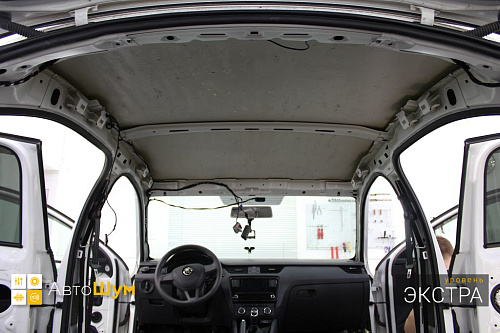 Демонтаж штатной шумоизоляции крыши Шкоды Октавии