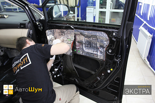 Оклеиваем технологические отверстия двери Лексус РХ 350