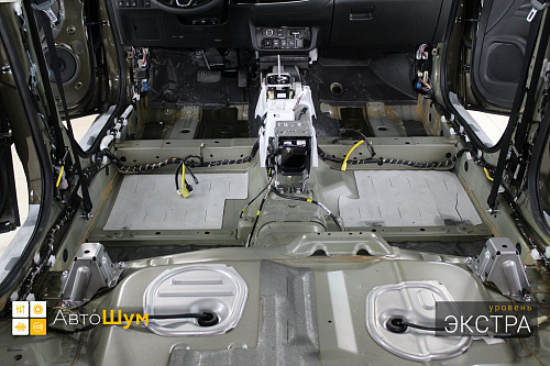 Штатная шумоизоляция пола Митсубиси Аутледер.