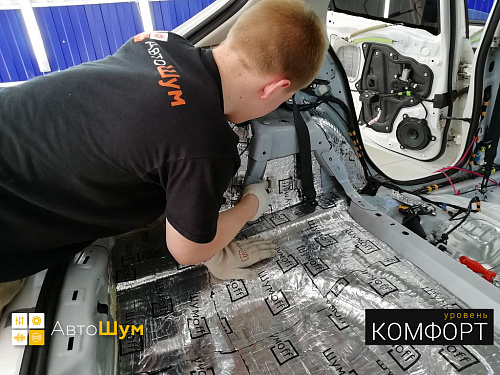 Клеим виброизоляцию в багажник Мазды 3