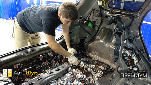 Клеим виброизоляцию на дно багажника Хендай Ай 30