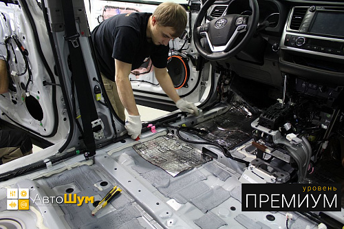 Клеим Шумофф Black Joker на пол Тойоты Хайлендер.