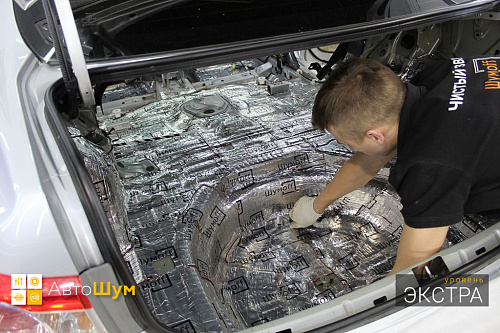 Клеим виброизоляцию в багажник Тойота Королла E150