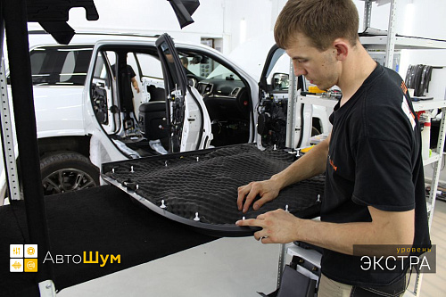 Оклеиваем обшивку двери Джип Гранд Чероки шумопоглотителем Шумофф Герметон А15