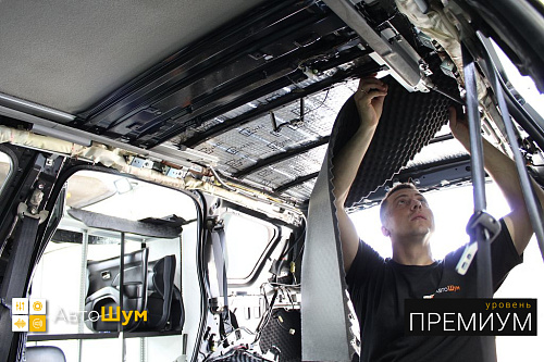 Клеим шумопоглотитель на крышу Митсубиси Аутлендер ХЛ.