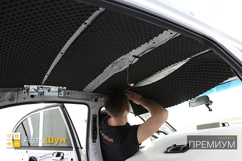 Клеим шумпоглотитель на крышу Джили Эмгранд