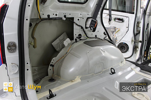 Штатная шумоизоляция арок и крыльев Сузуки Гранд Витары.