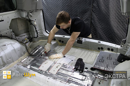 Клеим виброизоляцию в багажник Хонды Пилот