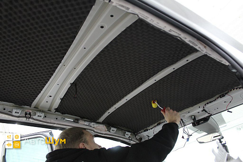 Клеим шумопоглотитель на крышу Шкода Карок