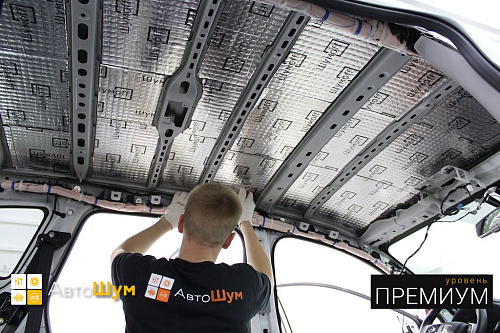 Клеим виброизоляцию на крышу Хонды СР-В