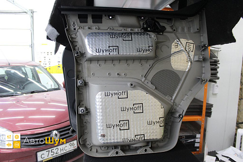 Оклеиваем виброизоляцией обшивку двери Volkswagen Caravelle
