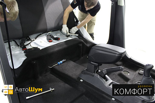 Разбираем пол Ниссан Альмеры перед шумоизоляцией.