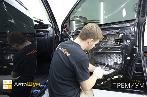 Клеим виброизоляцию внутрь двери Лексус ЛХ 570