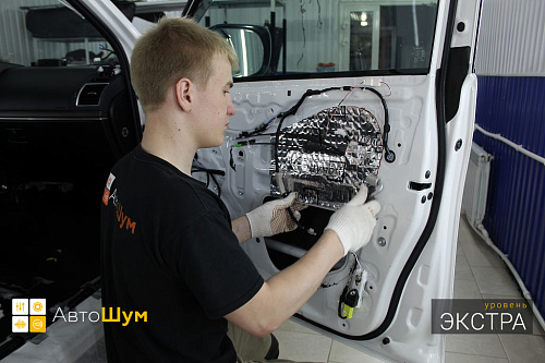 Оклеиваем виброизоляцией технологические отверстия двери