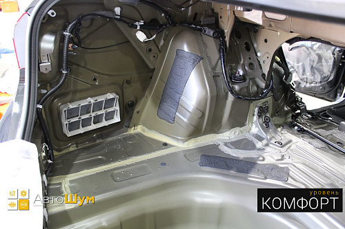 Штатная шумоизоляция арок и крыльев Тойоты Короллы.