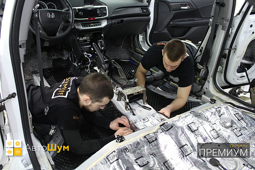 Клеим шумопоглотитель на днище Хонда Аккорд