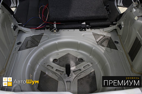 Штатная шумоизоляция багажника Фольксваген Гольф.