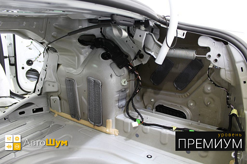 Заводская виброизоляция багажника Фольксваген Пассат.