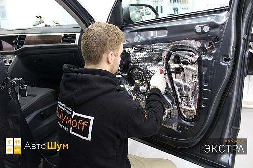 Оклеиваем технологические отверстия двери Фольксваген Терамонт