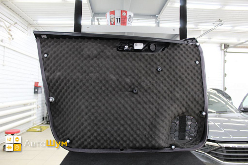 Оклеиваем шумопоглотителем обшивку двери Фольксваген Поло Мк6